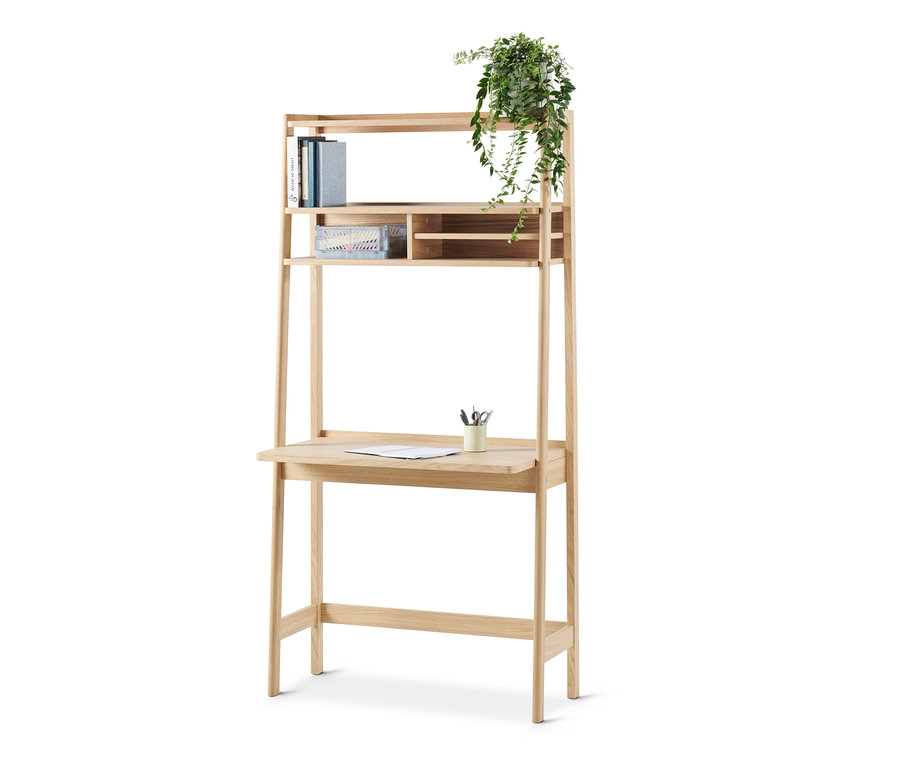 Regál se sekretářem se třemi policemi, knihami, rostlinou a psacím stolem.