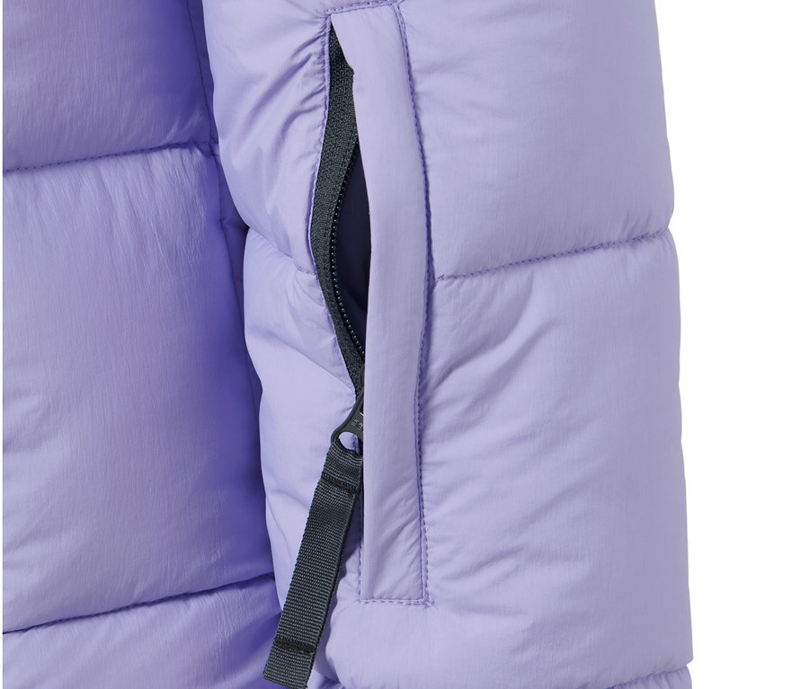Detail prošívané lyžařské bundy s kapsou na zip.