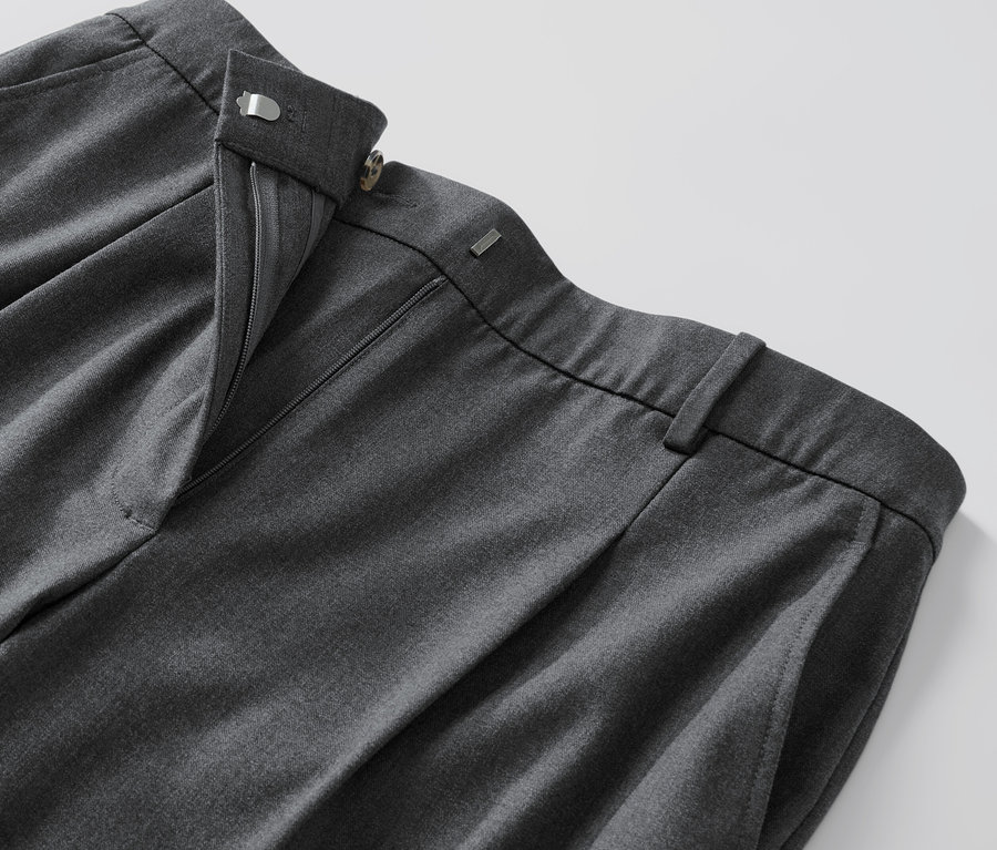 Detail šedých tkaných kalhot Pohodlné tkané kalhoty s rozepnutým zipem.