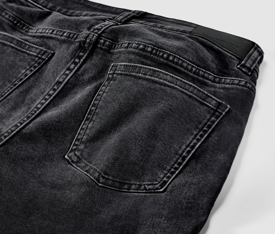 Detailní pohled na zadní část černých džínů slim-fit »Emma«.