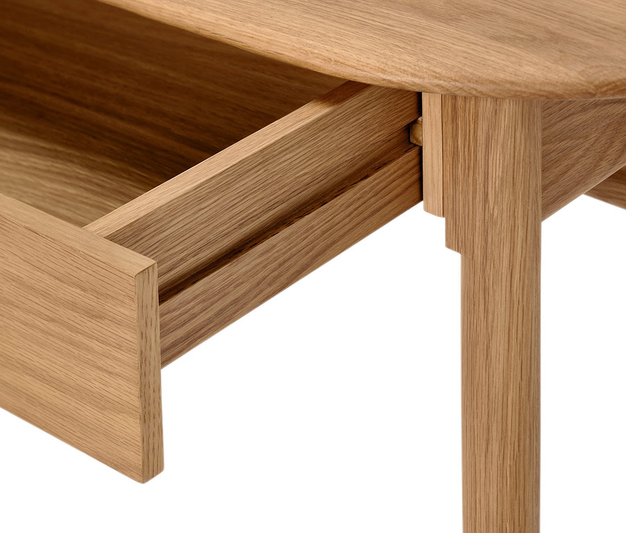 Detail sekretáře se zásuvkami s otevřenou zásuvkou.