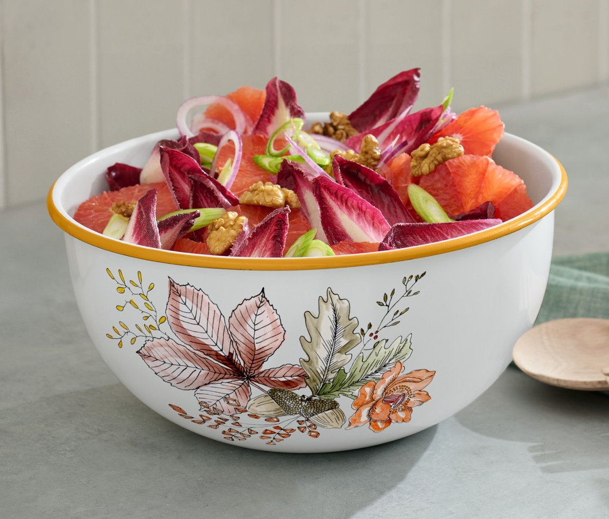 Salát v smaltované míse na kuchyňské lince.