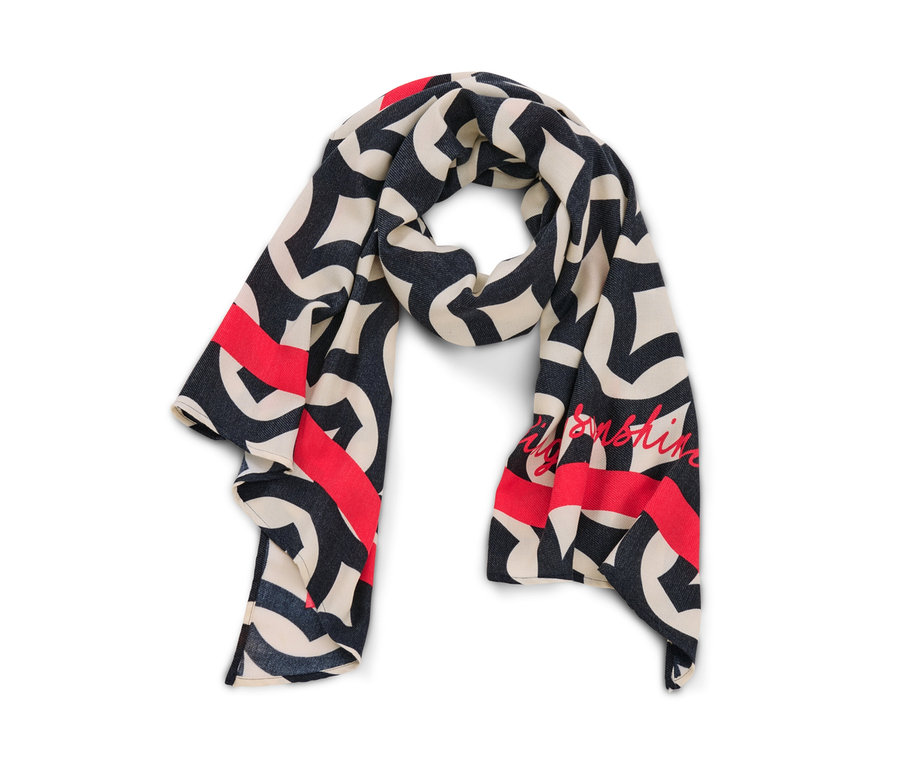 Detail tkané šály s potiskem v barvách krémová, tmavě modrá a červená.