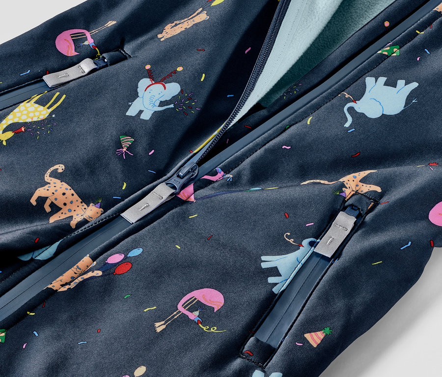 Detail dětské softshellové kombinézy se zvířecím potiskem.