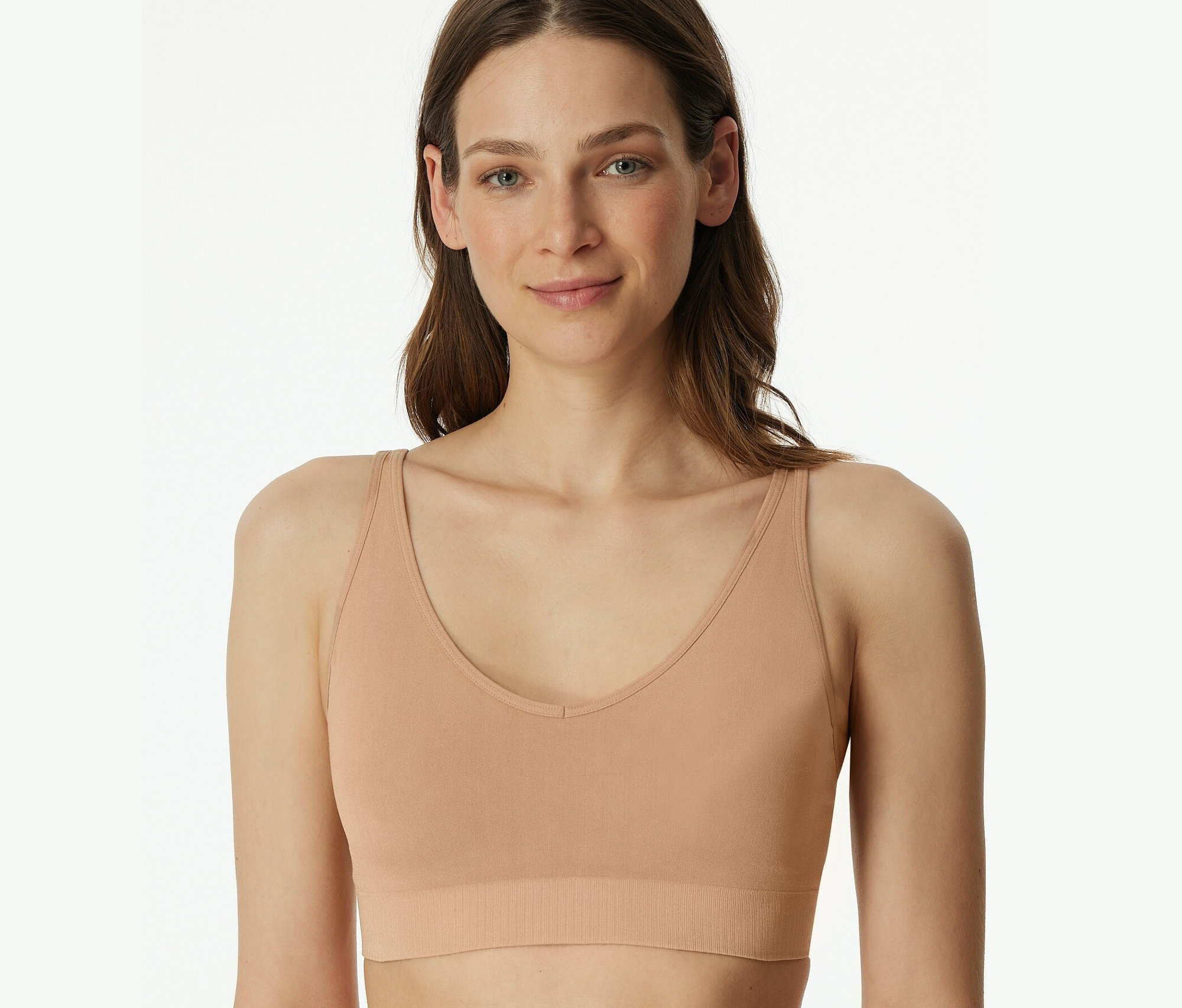 Žena nosí měkkou podprsenku s vycpávkami SCHIESSER, javorovou.