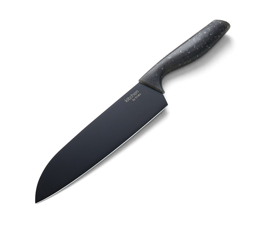 Černý univerzální nůž na bílém pozadí.