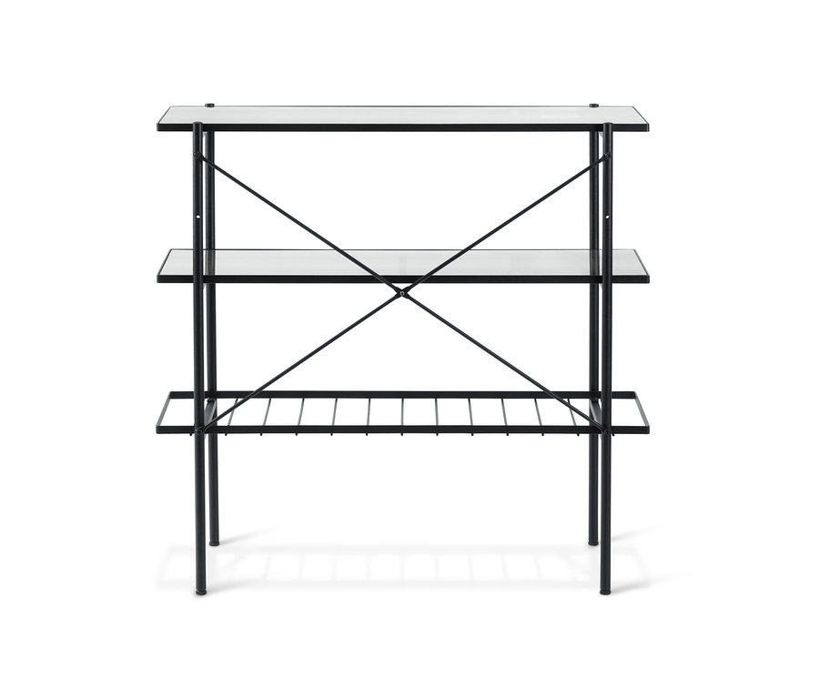 Konzolový stolek šířky cca 90 cm s třemi skleněnými policemi a černým kovovým rámem.