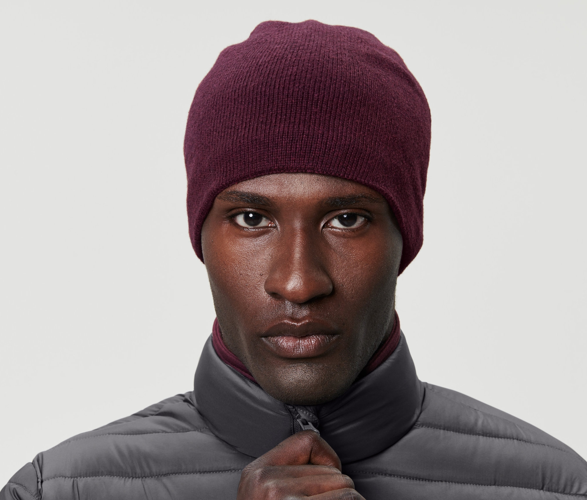 Portrét muže s pletenou čepicí.