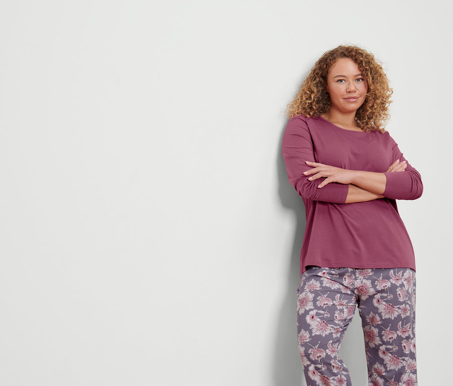 Žena pózuje v pyžamu.