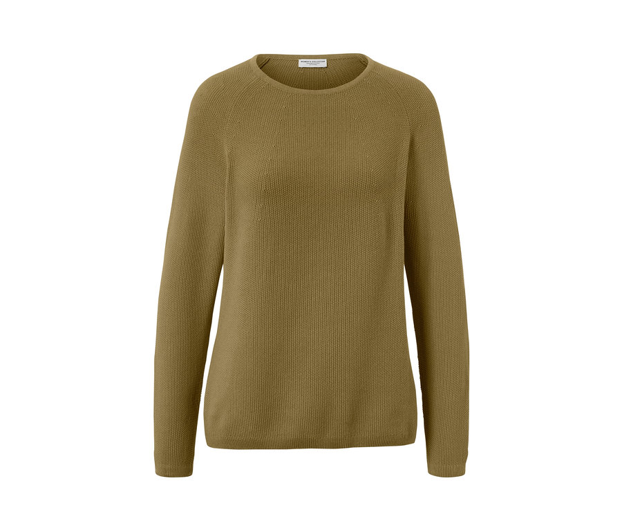 Hnědý pletený svetr.