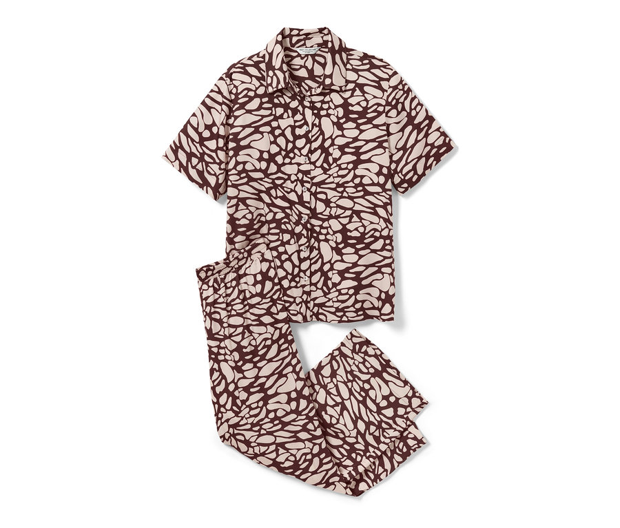 Hnědé pyžamo s krémovým vzorem.