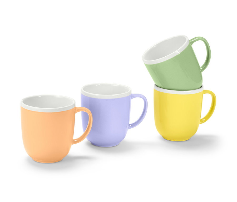 Čtyři hrnky různých barev (broskvová, fialová, žlutá a zelená) na bílém pozadí.