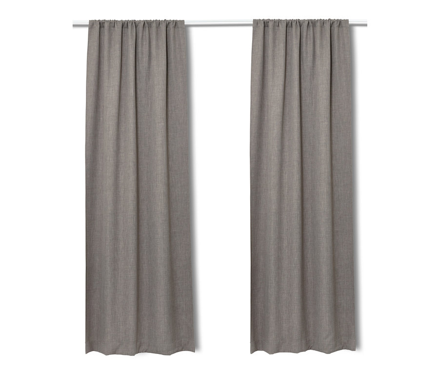 Dva zatemňovací závěsy visí na bílé tyči.