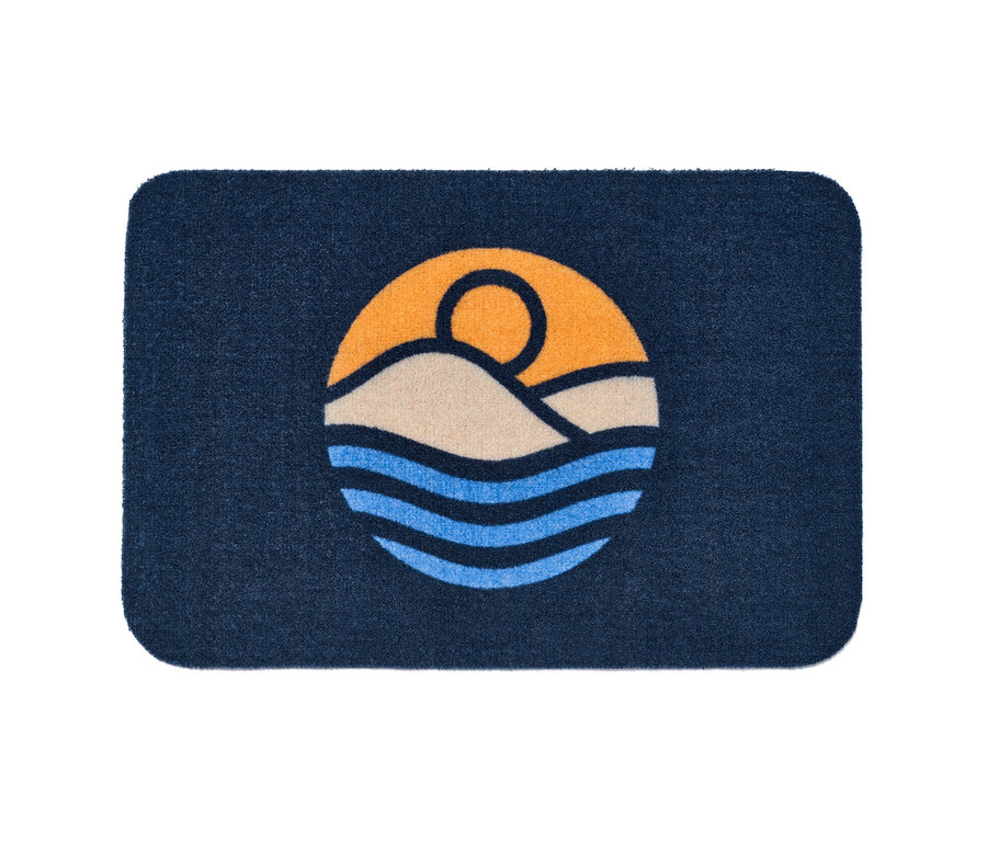 Tmavě modrá rohožka s motivem moře, hor a slunce.