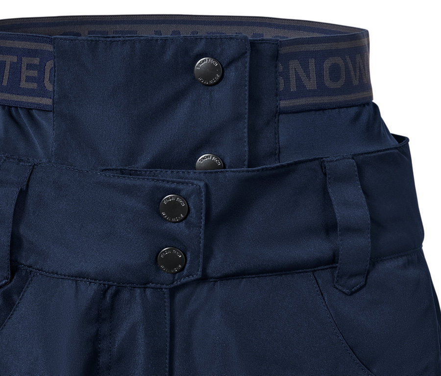 Detail modrých lyžařských a snowboardových kalhot.