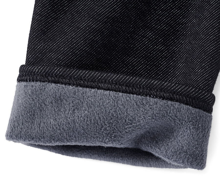 Detail nohavice džínsových legín s podšívkou.