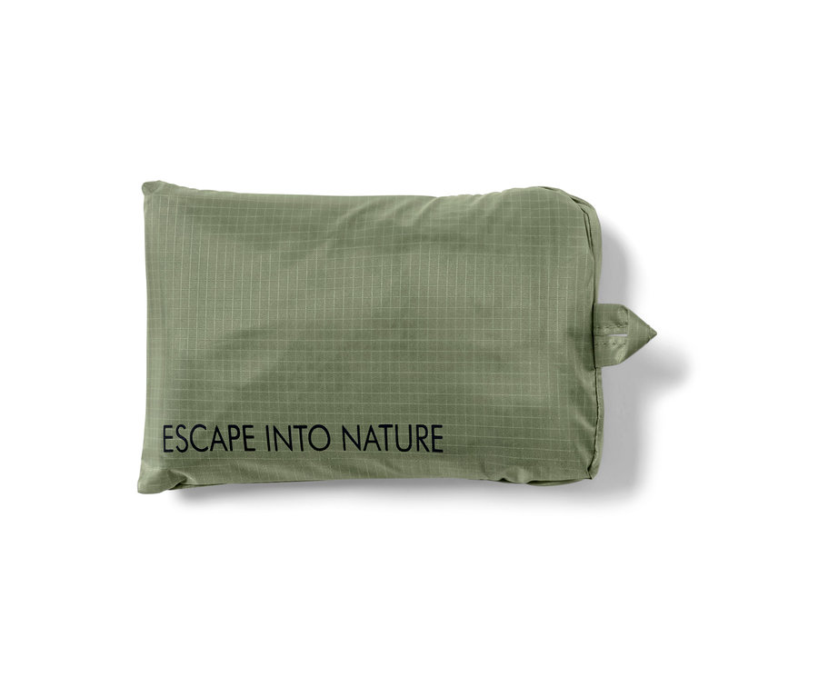 Zabalená mini deka na piknik olivové barvy s textem "Escape into nature" ležící na bílém pozadí.