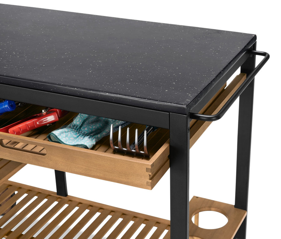 Detail grilovacího vozíku Elin se zásuvkou, v níž je uloženo grilovací náčiní a pracovní plocha.