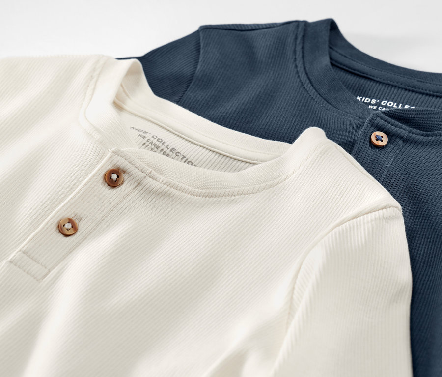 Dvě dětská žebrovaná trička Henley.