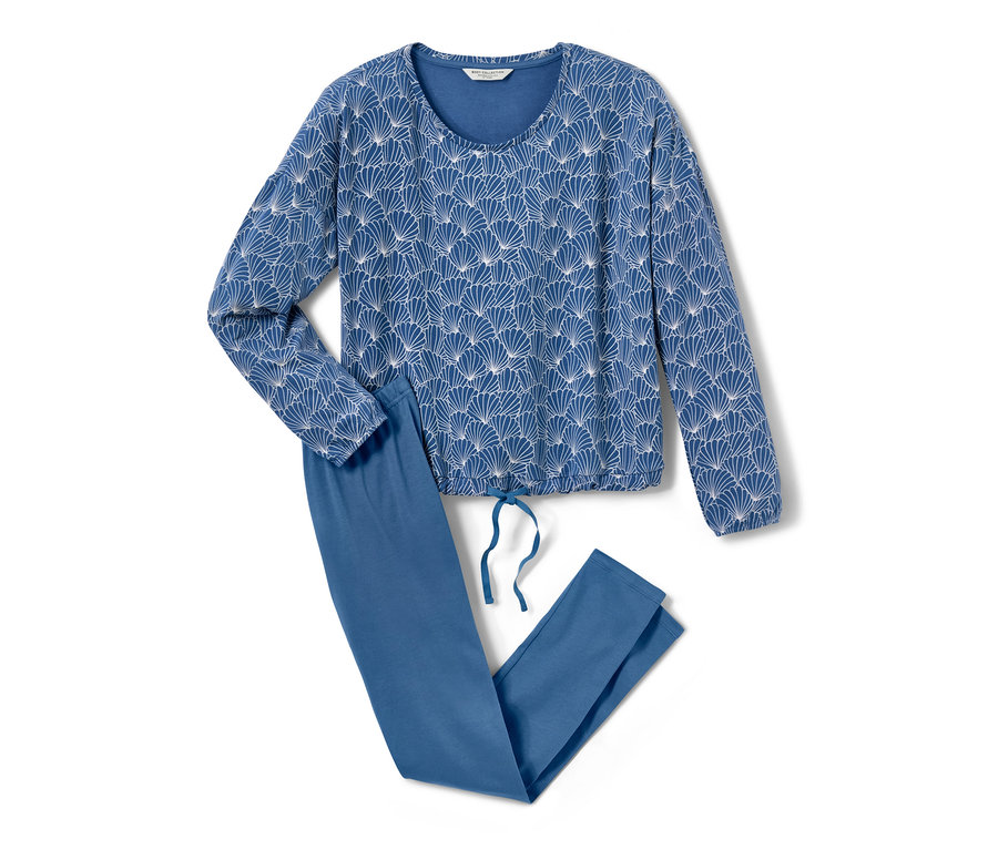 Modré pyžamo s legínami s bílým potiskem leží na bílém pozadí.