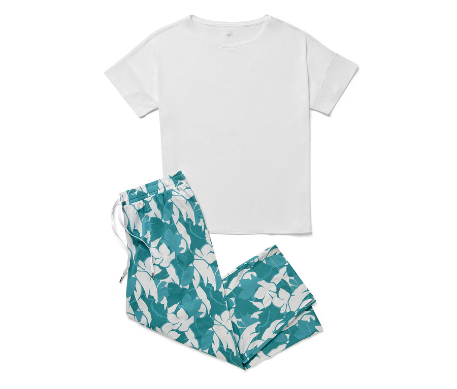 Bílé pyžamové tričko a kalhoty s květinovým vzorem.