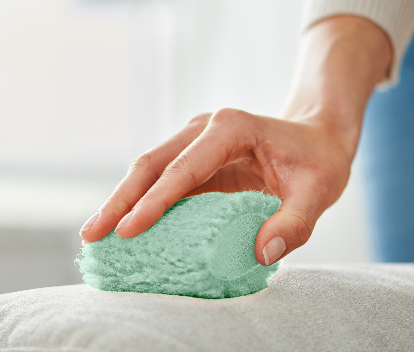 Žena čistí polštář pomocí Houbičky na skvrny, 2 ks.