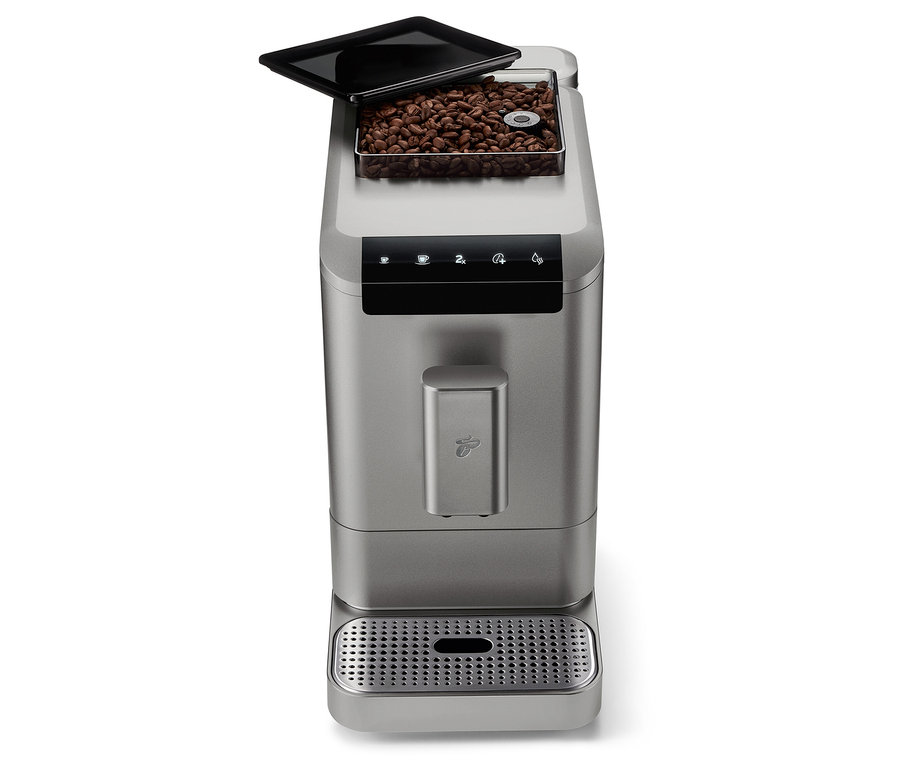 Titanově stříbrný plnoautomatický kávovar »Esperto2 Caffè« s otevřeným zásobníkem kávových zrn.