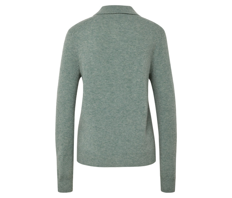 Zadní pohled na světle zelený kašmírový svetr s dlouhými rukávy a límcem.