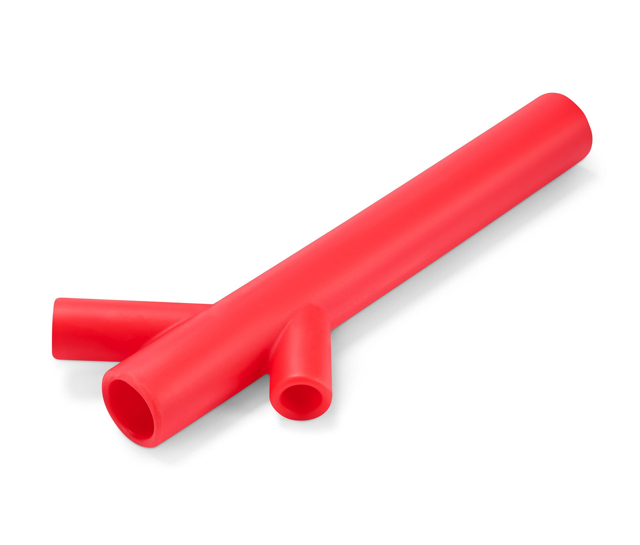 Červená hračka pro psy ve tvaru větve na bílém pozadí.