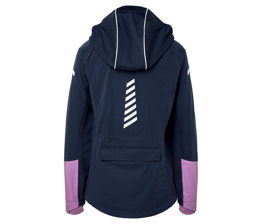 Tmavě modrá bunda s kapucí zezadu s bílými pruhy a fialovými rukávy.