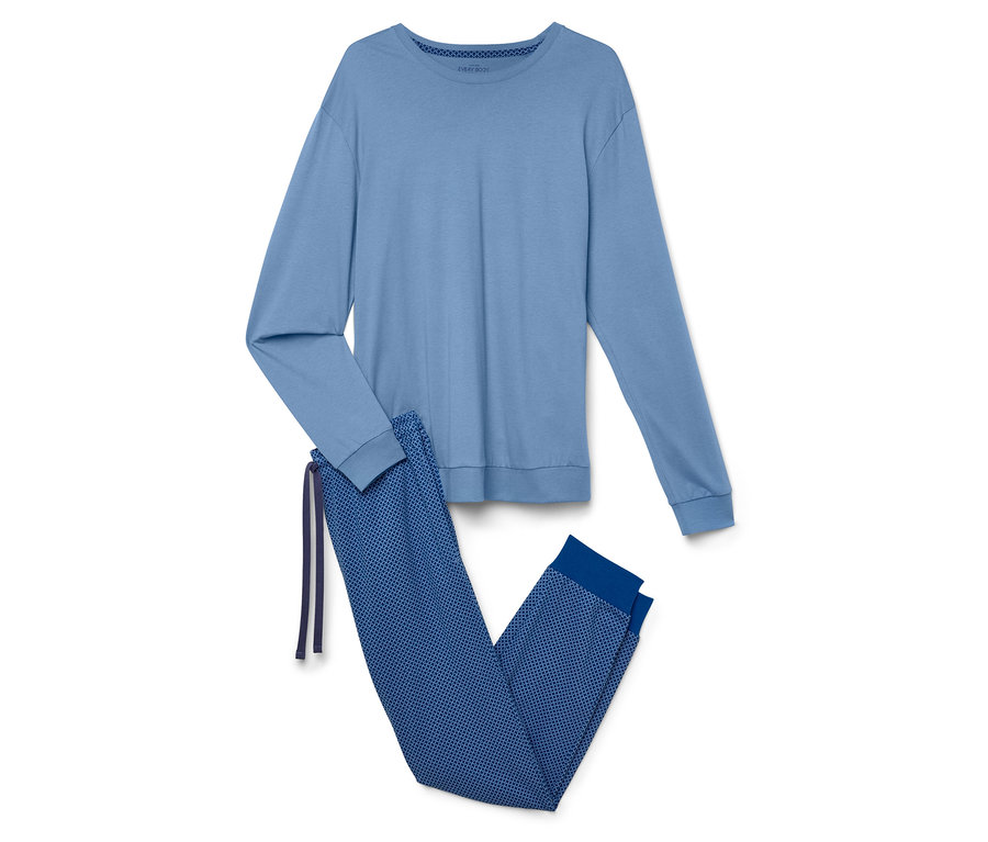 Modré pyžamo s dlouhým rukávem a modré kalhoty s potiskem.