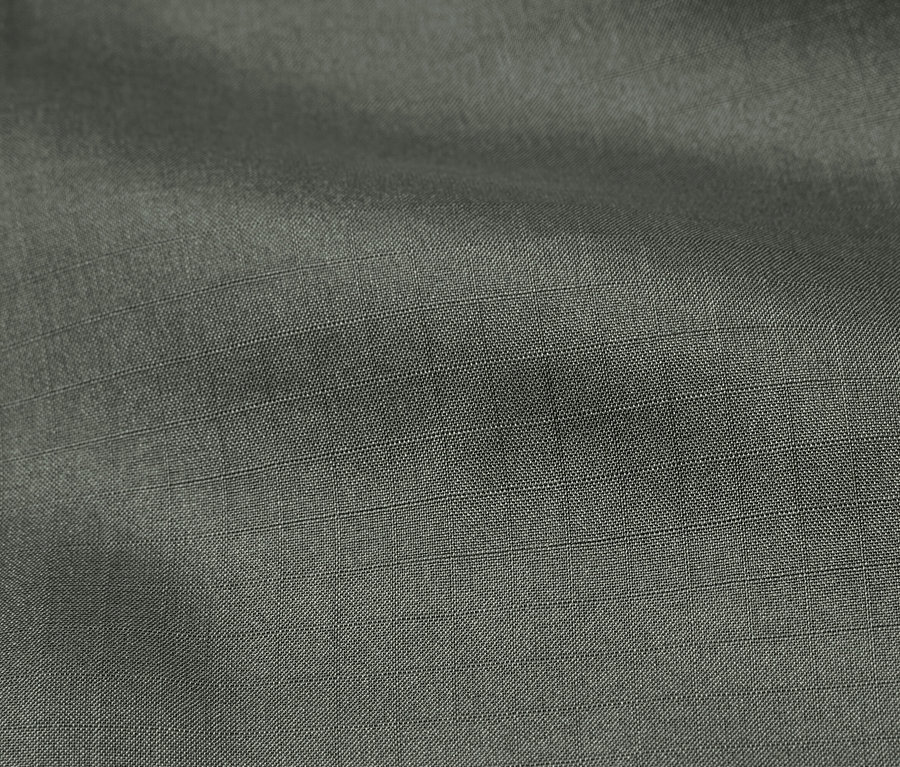 Detailní záběr šedé hedvábné vložky do spacího pytle.