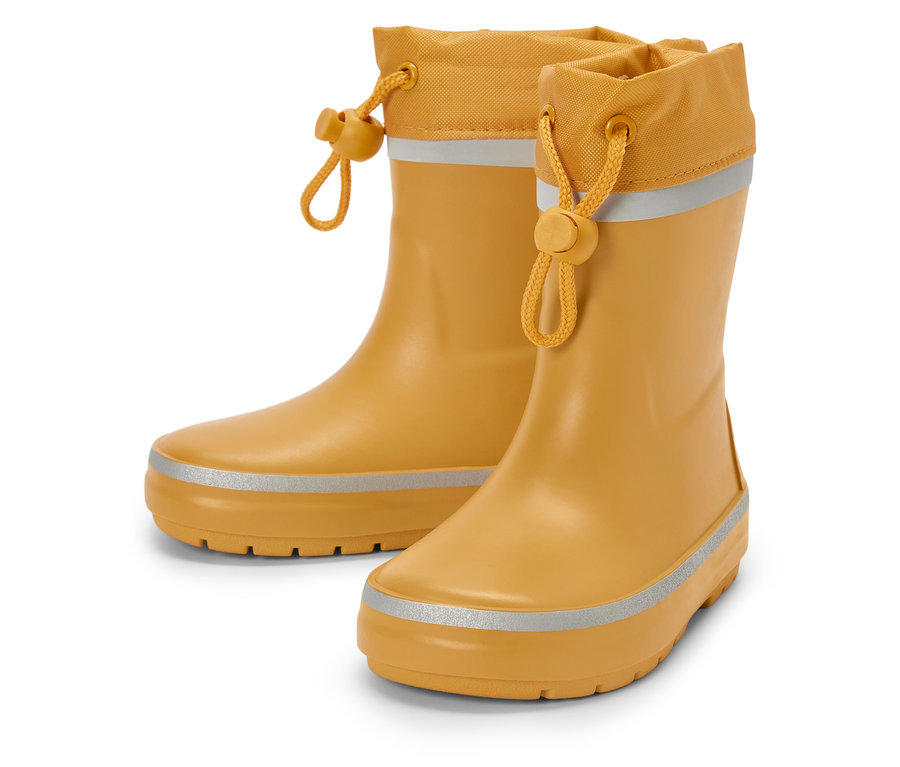 Pár žlutých gumových holínek s reflexními prvky.