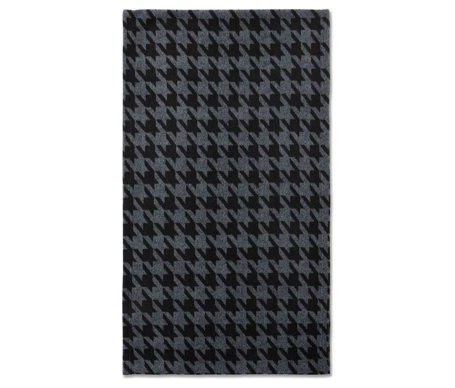 Šedá a černá vlněná šála se vzorem houndstooth.