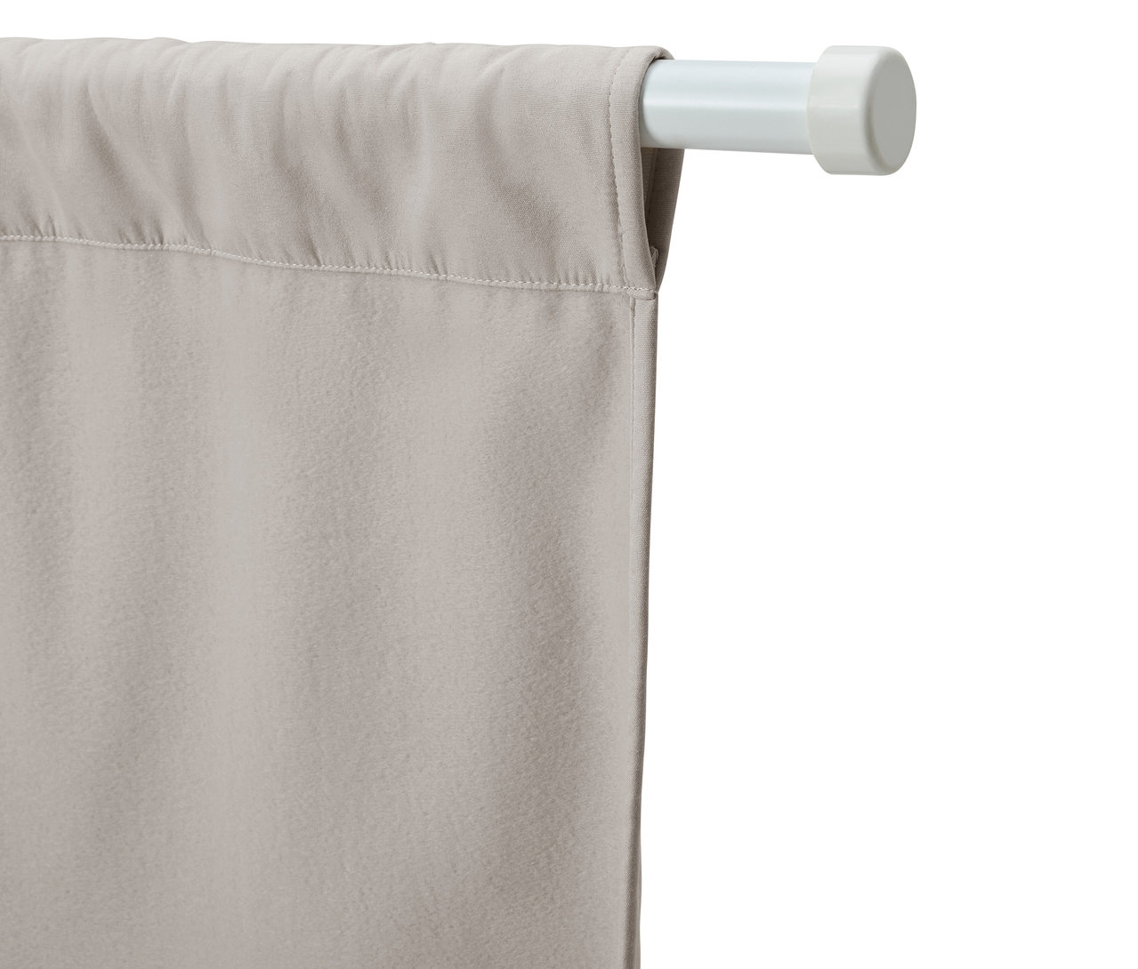 Béžový závěs visí na bílé teleskopické tyči.