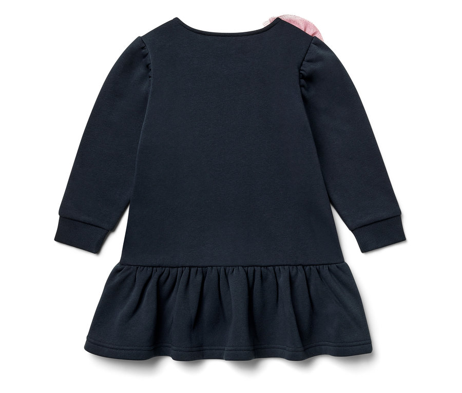 Tmavě modré šaty s dlouhým rukávem a růžovou ozdobou na rameni.