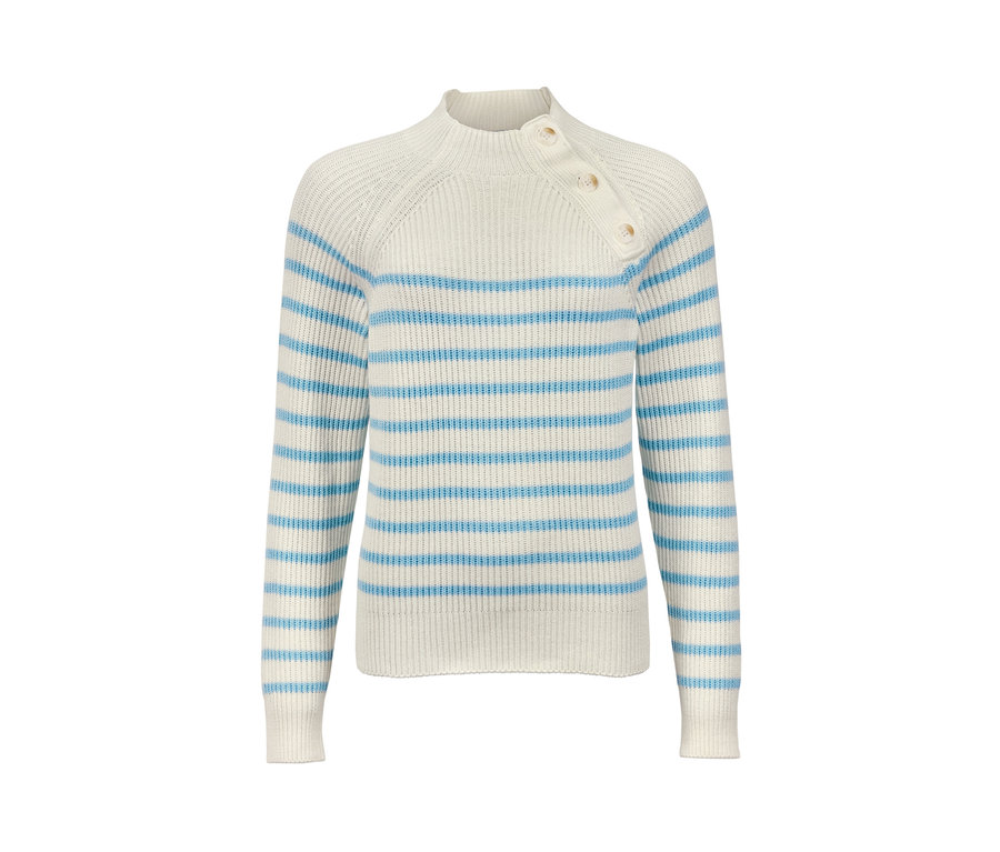 Krémový pletený svetr s modrými proužky a ozdobnými knoflíky.