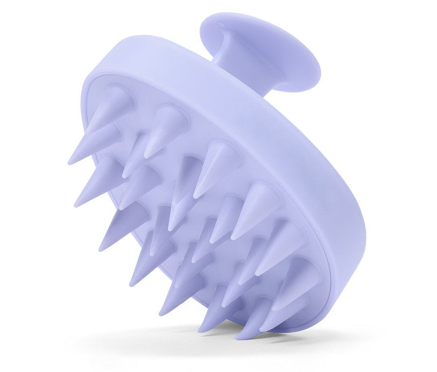 Detail fialového masážního kartáče na vlasy s hroty.