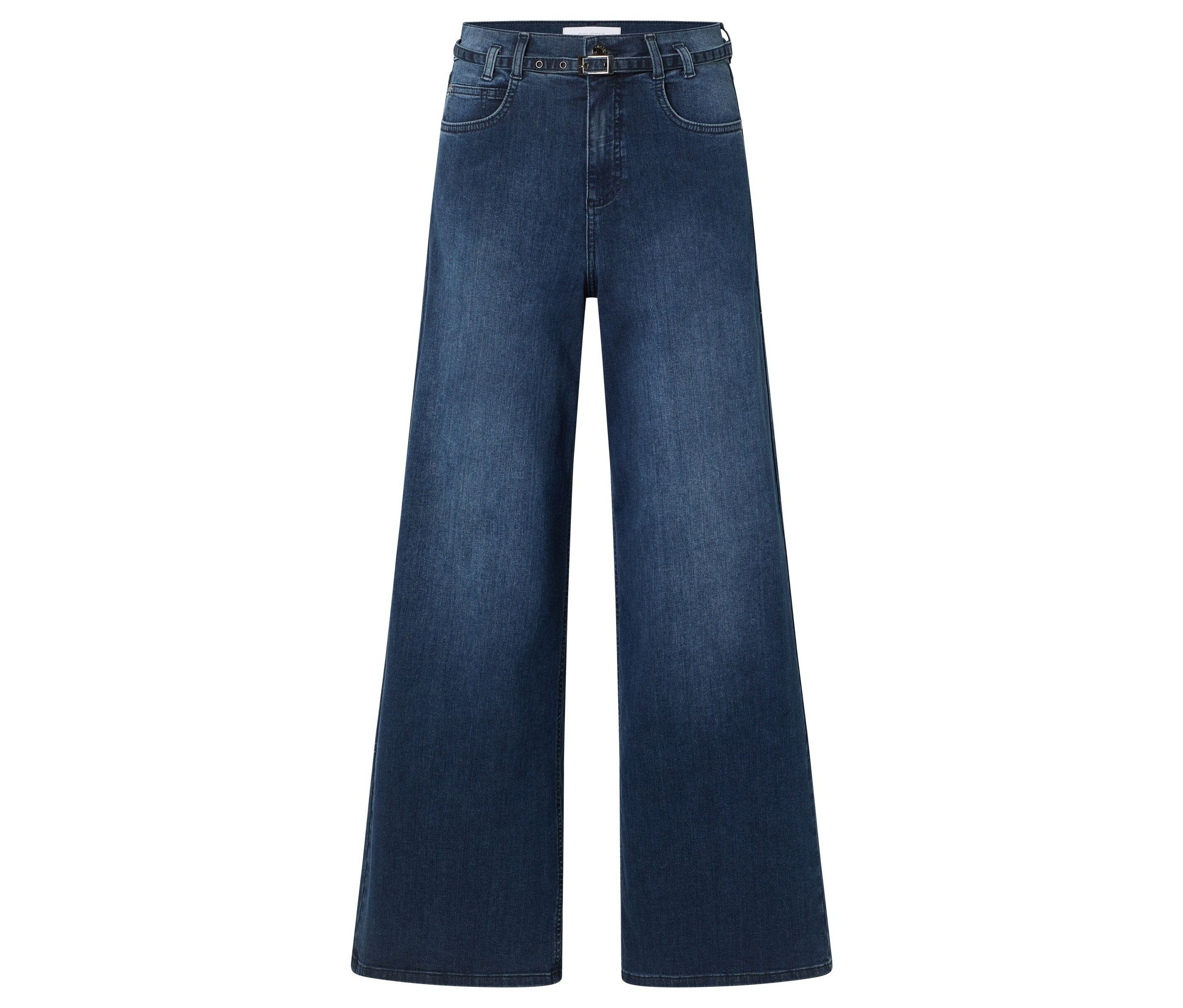 Detail širokých modrých džínů s páskem.