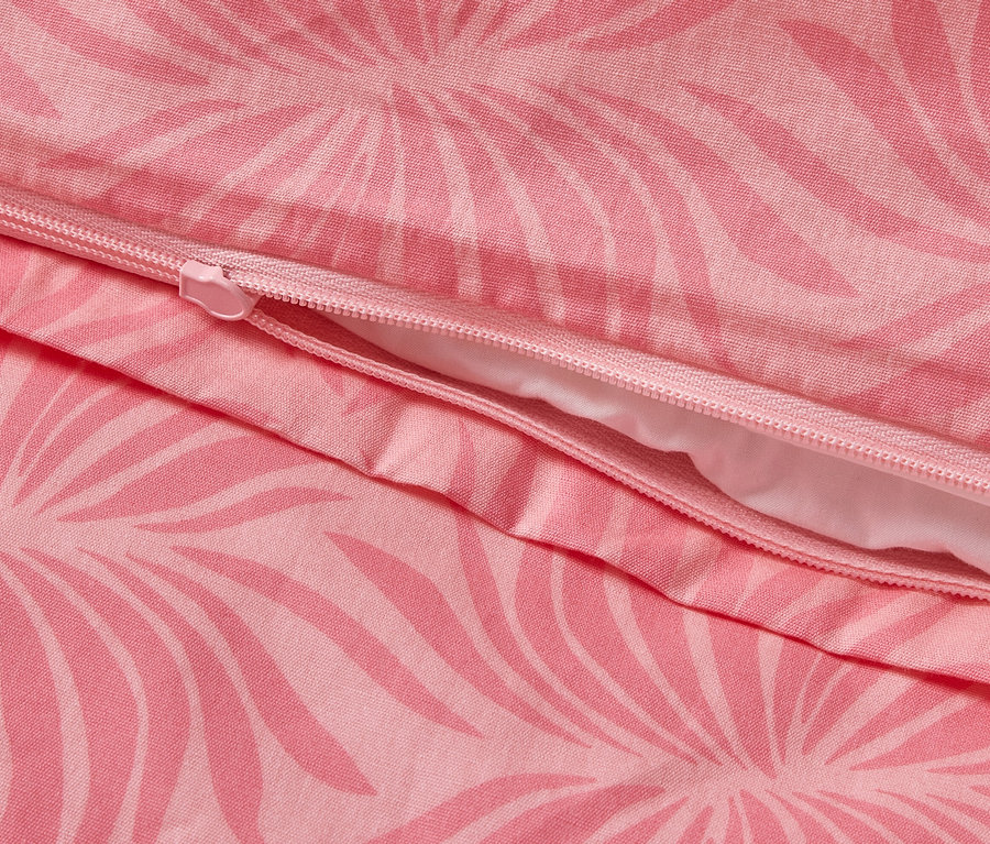 Detail perkálového povlečení se vzorem listů a zipem.