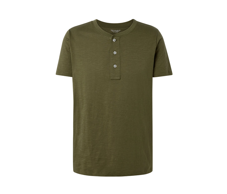 Khaki tričko henley s krátkým rukávem.
