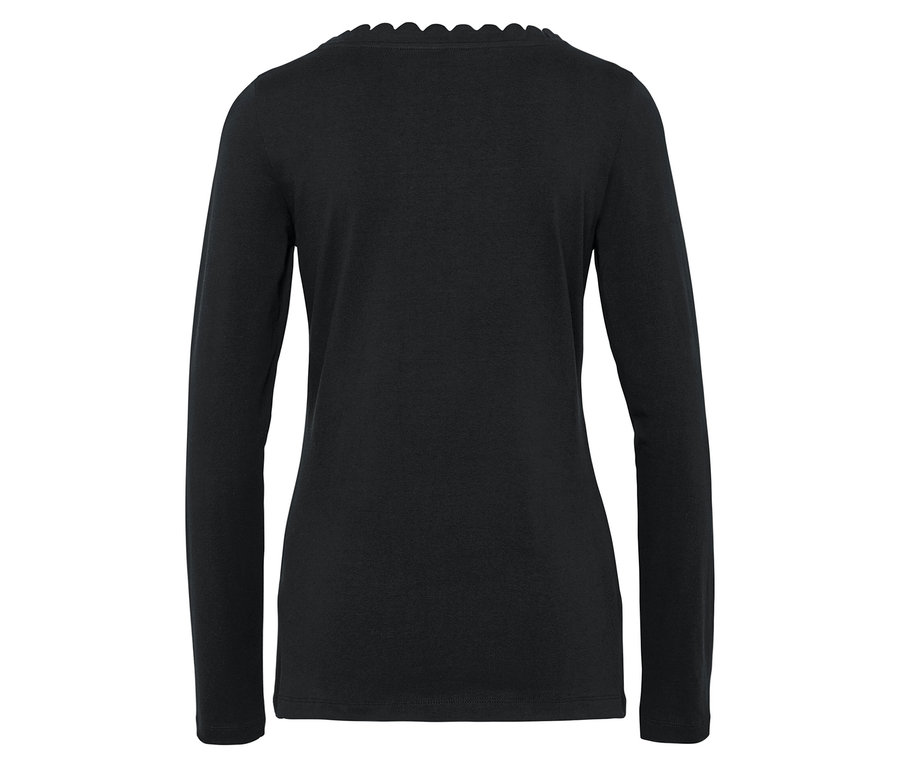 Černé tričko s dlouhým rukávem a ozdobným výstřihem.