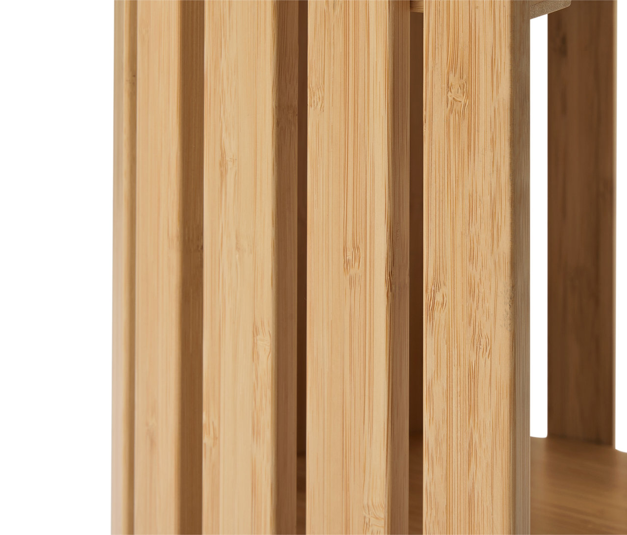 Detail bambusové police s lamelovými prvky.