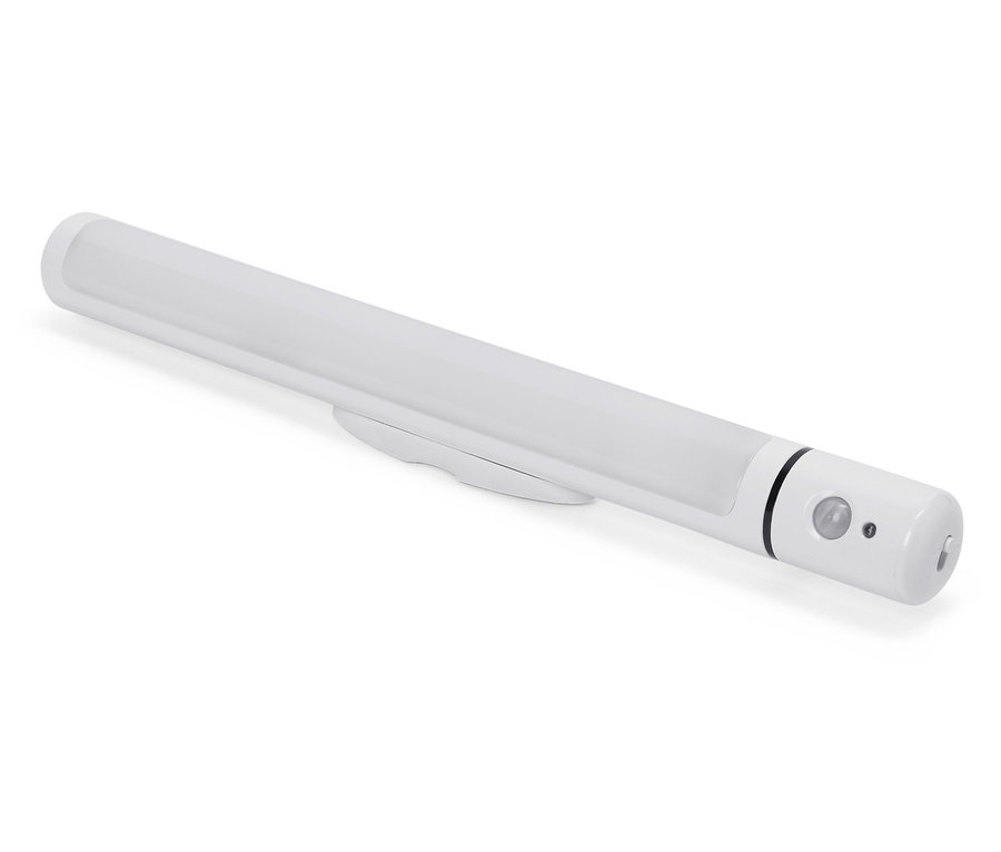 Bílé LED světlo s pohybovým senzorem leží na bílém povrchu.