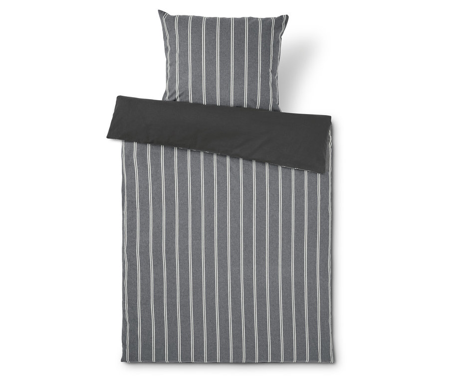 Šedé pruhované povlečení a polštář.