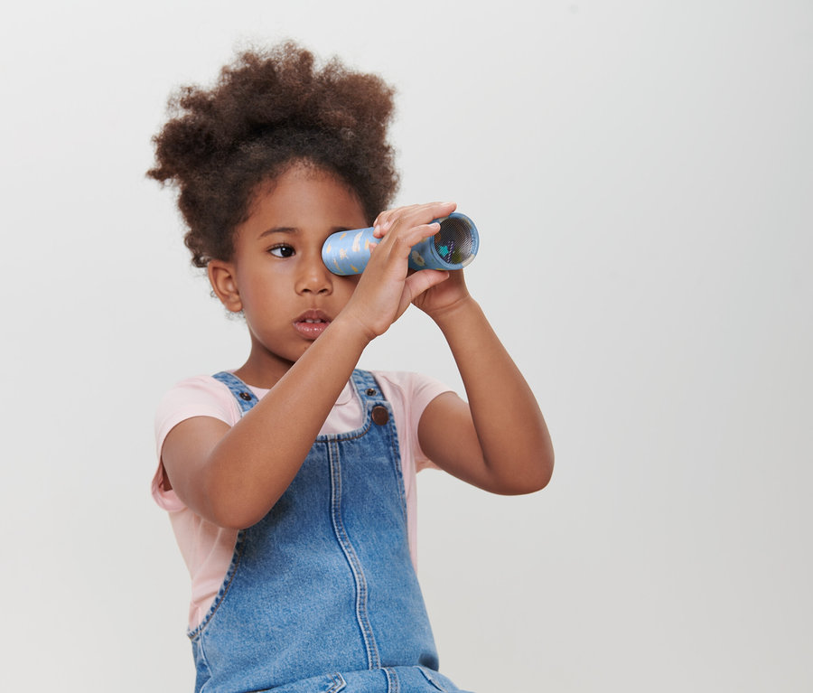 Dívka se dívá přes Krasohled.