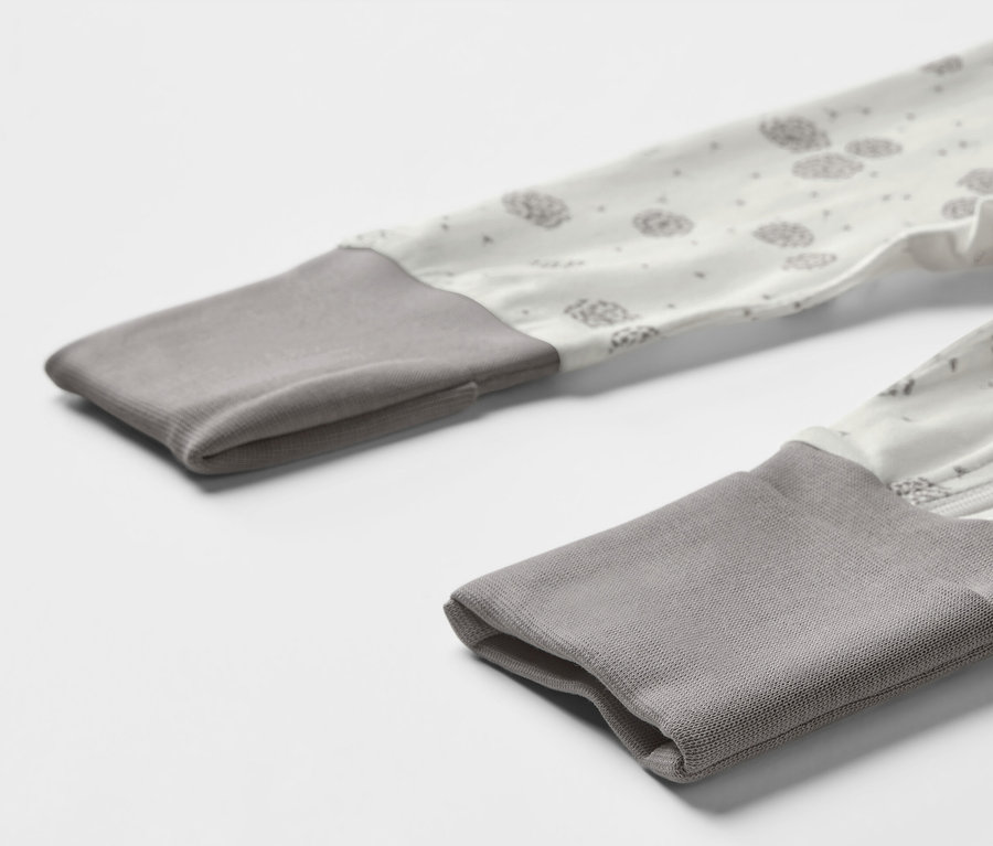 Detail dětského pyžama (3 ks) s šedými lemy a potiskem pampelišek.