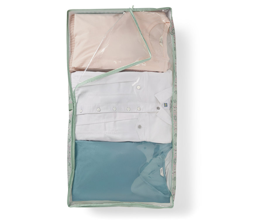 Oblečení uložené v komodě pod postelí.