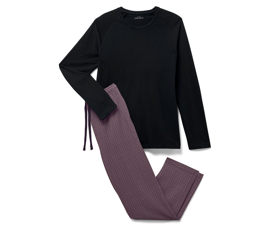 Černé tričko s dlouhým rukávem a vzorované kalhoty leží na bílém pozadí.