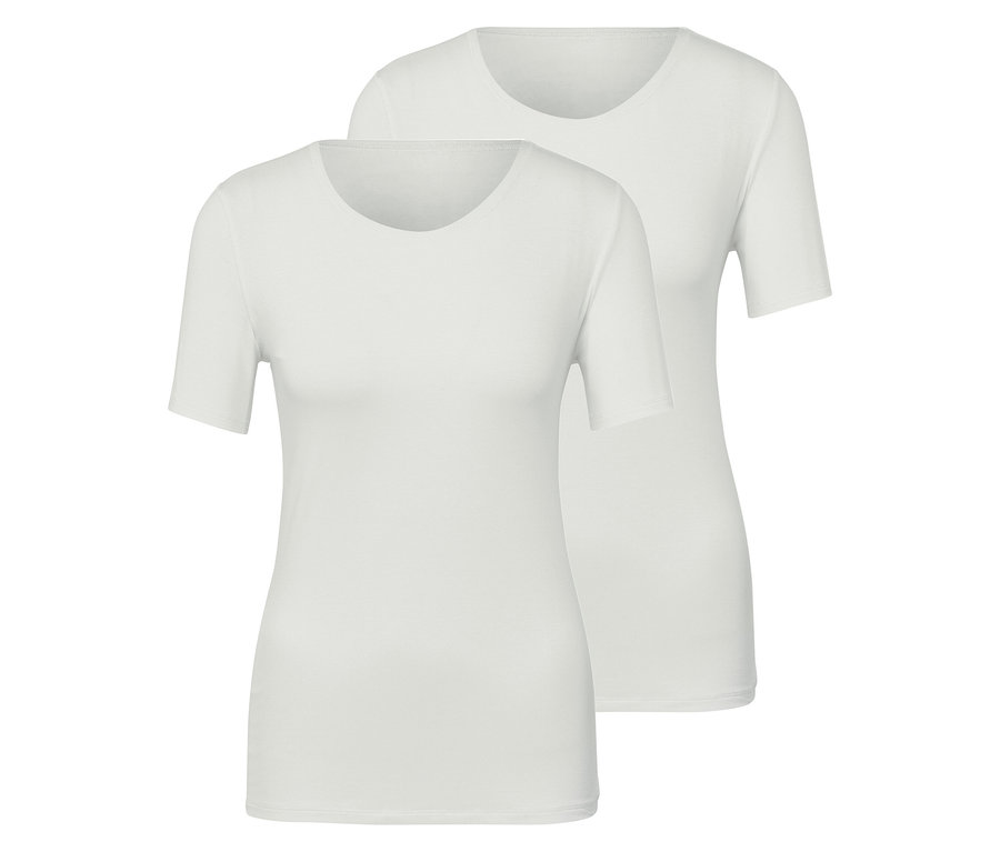 Dvě bílá trička s krátkým rukávem.